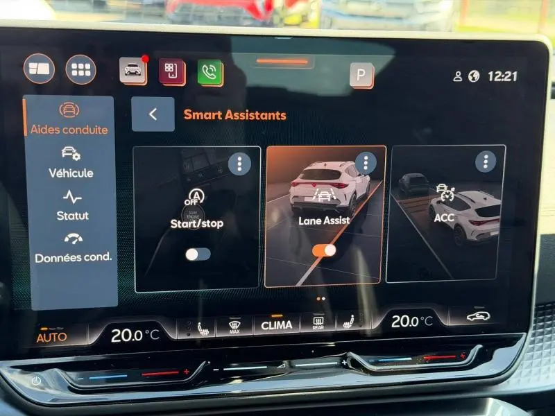 Écran tactile intérieur du CUPRA Formentor 2025 montrant les assistants de conduite avec interface moderne et température à 20°C.