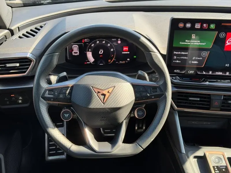 Vue rapprochée du volant multifonction noir avec logo CUPRA et tableau de bord numérique du Formentor 2025.