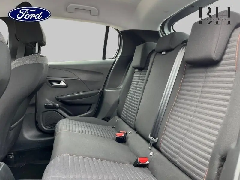 Vue intérieure de la banquette arrière grise avec ceintures et appuie-têtes d'une Peugeot 208 2020.