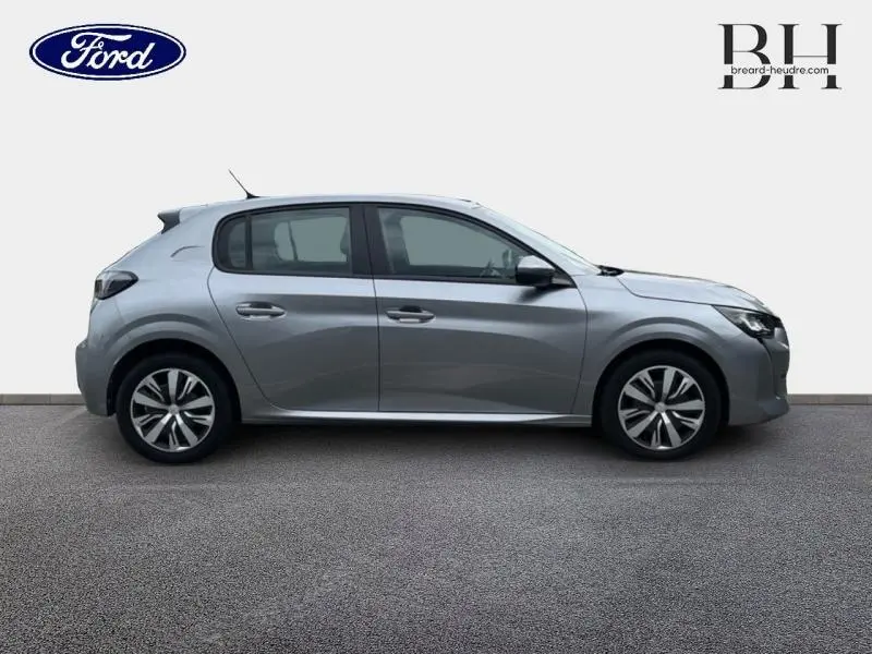 Profil droit d'une Peugeot 208 gris Artense 2020 avec jantes alliage et vitres teintées sur fond neutre.