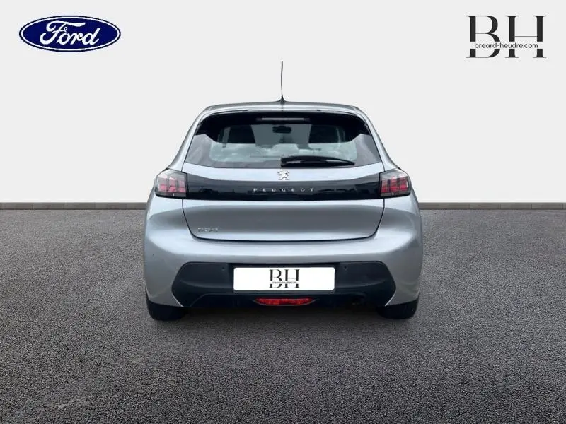 Vue arrière d'une Peugeot 208 gris Artense avec feux arrière sombres et logo Peugeot centré.