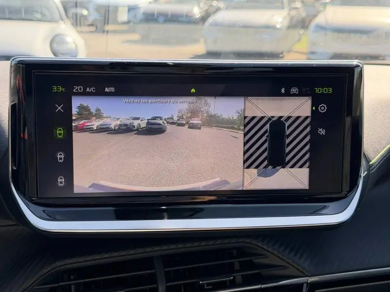 Écran tactile intérieur montrant la caméra de recul et la vue 360° du Peugeot 2008 gris Selenium, 3/4 arrière.