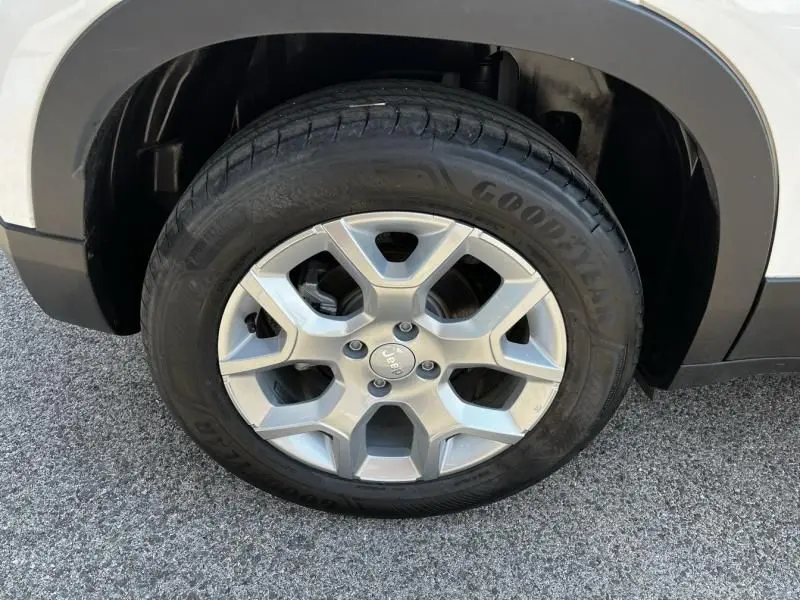 Gros plan sur la roue avant droite du Jeep Avenger blanc 2025, jante alliage et pneu Goodyear visibles.