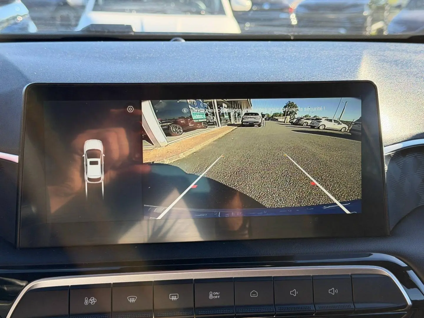 Écran tactile intérieur montrant la caméra de recul avec vue arrière et lignes de guidage du MG3 Como Blue 2025.