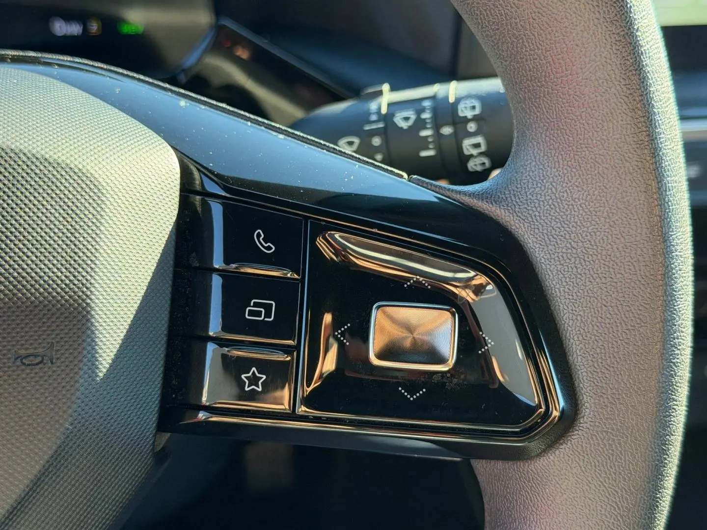 Gros plan sur les commandes multifonctions à gauche du volant gris du MG3 1.5 Hybrid+ 195ch Comfort 2025.