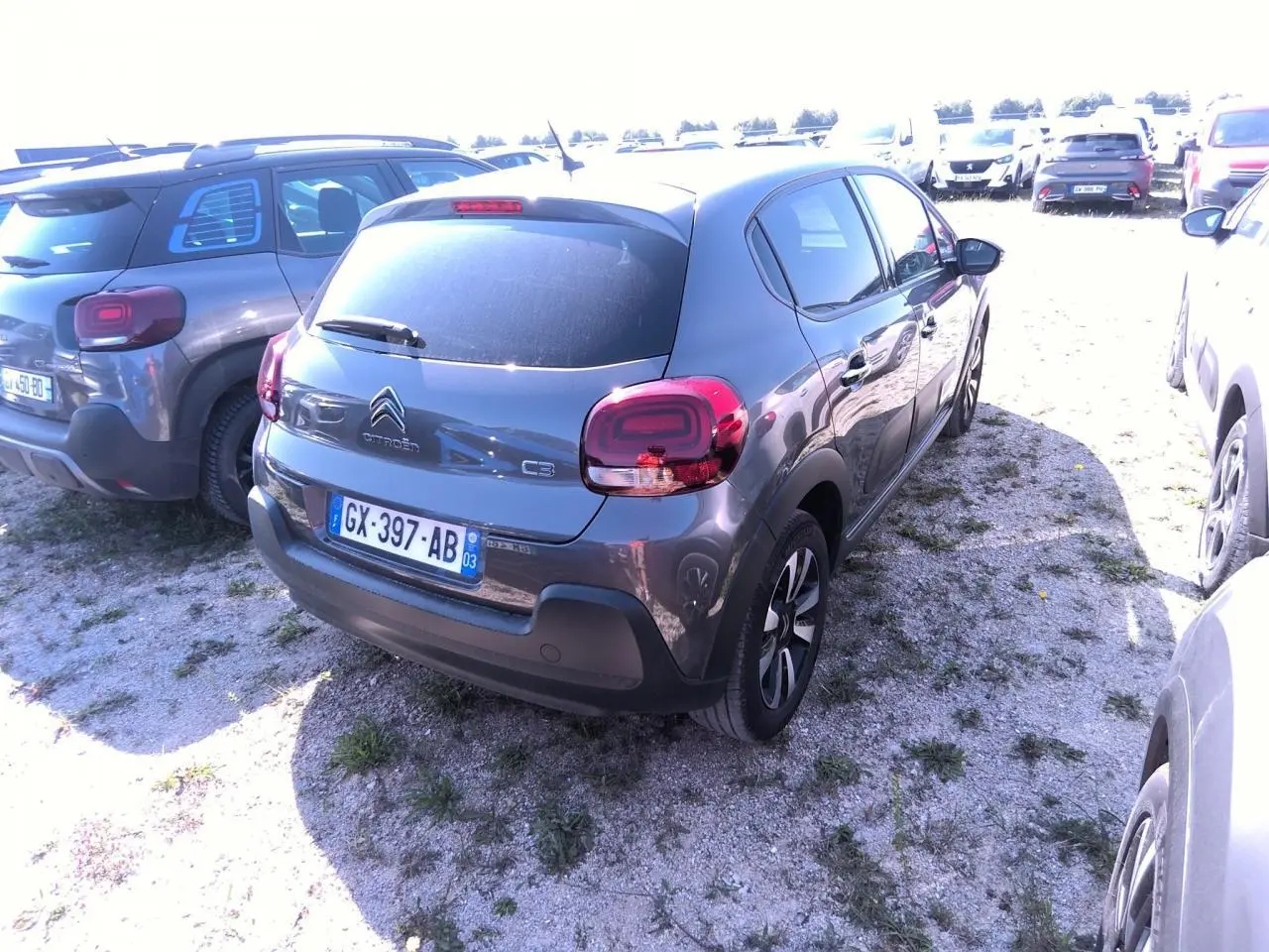 Vue 3/4 arrière droite d'une Citroën C3 gris foncé avec feux arrière à effet 3D et jantes alliage diamantées.