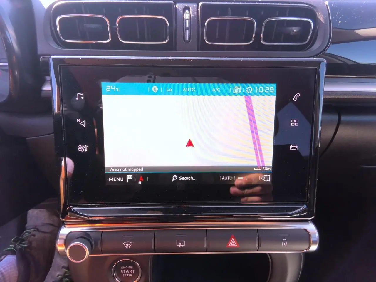 Vue rapprochée de l’écran tactile central noir brillant avec navigation active sur tableau de bord Citroën C3 2024.