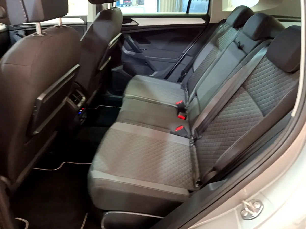 Vue intérieure côté droit sur la banquette arrière grise matelassée du Volkswagen Tiguan 2020 Confortline Business.