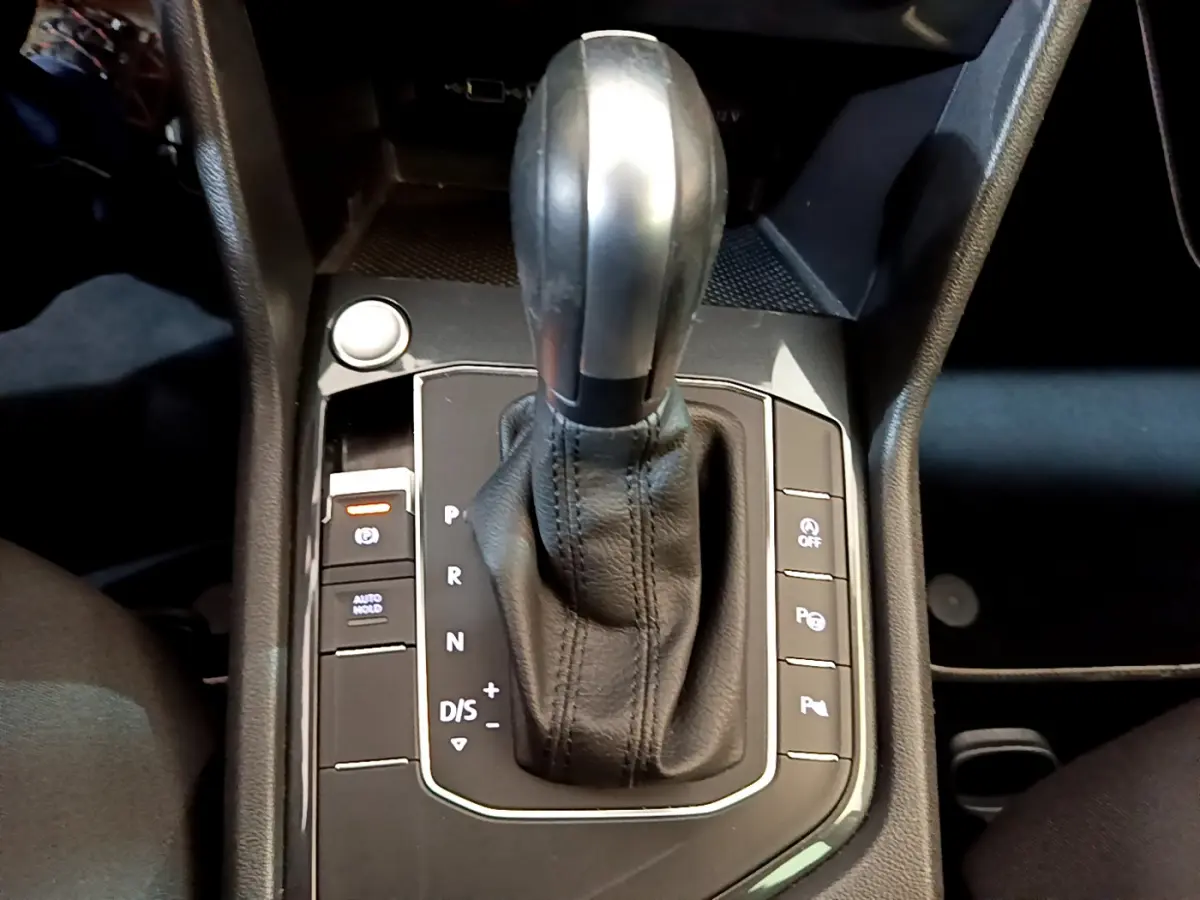 Vue rapprochée du levier de vitesses automatique en cuir noir du Volkswagen Tiguan gris clair 2020, version Confortline Business.