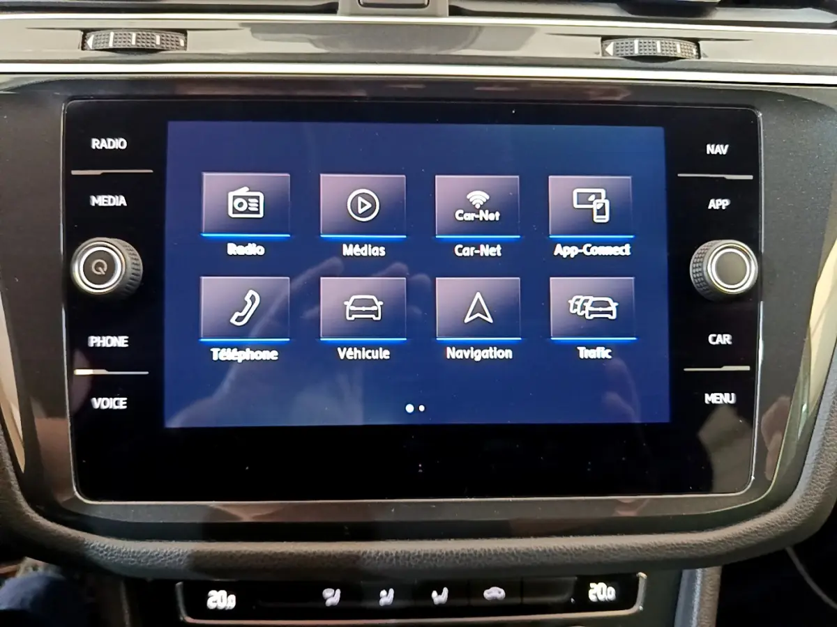 Écran tactile central du Volkswagen Tiguan gris clair 2020 affichant les options multimédia et navigation.