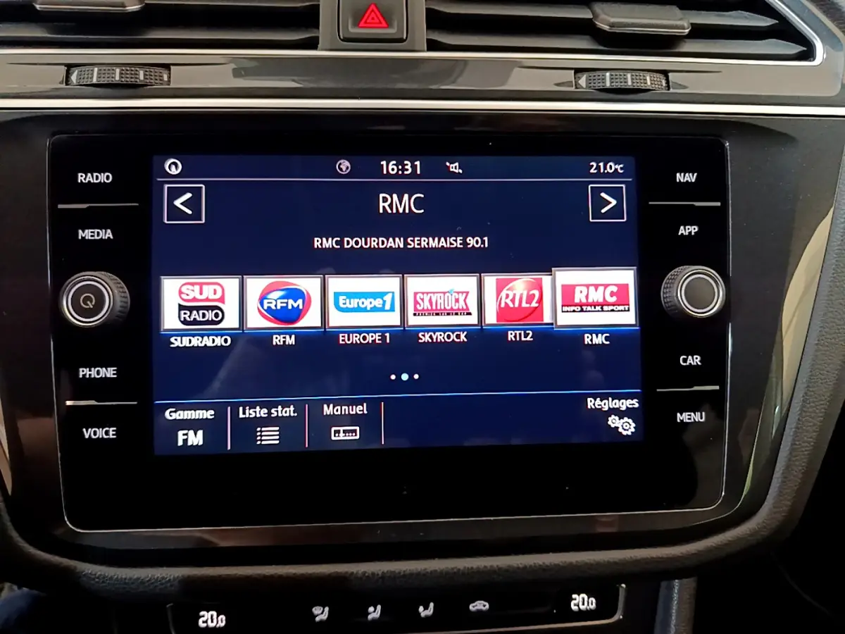 Écran tactile multimédia 8 pouces du Volkswagen Tiguan gris clair, affichant les stations radio FM, vue frontale intérieure.