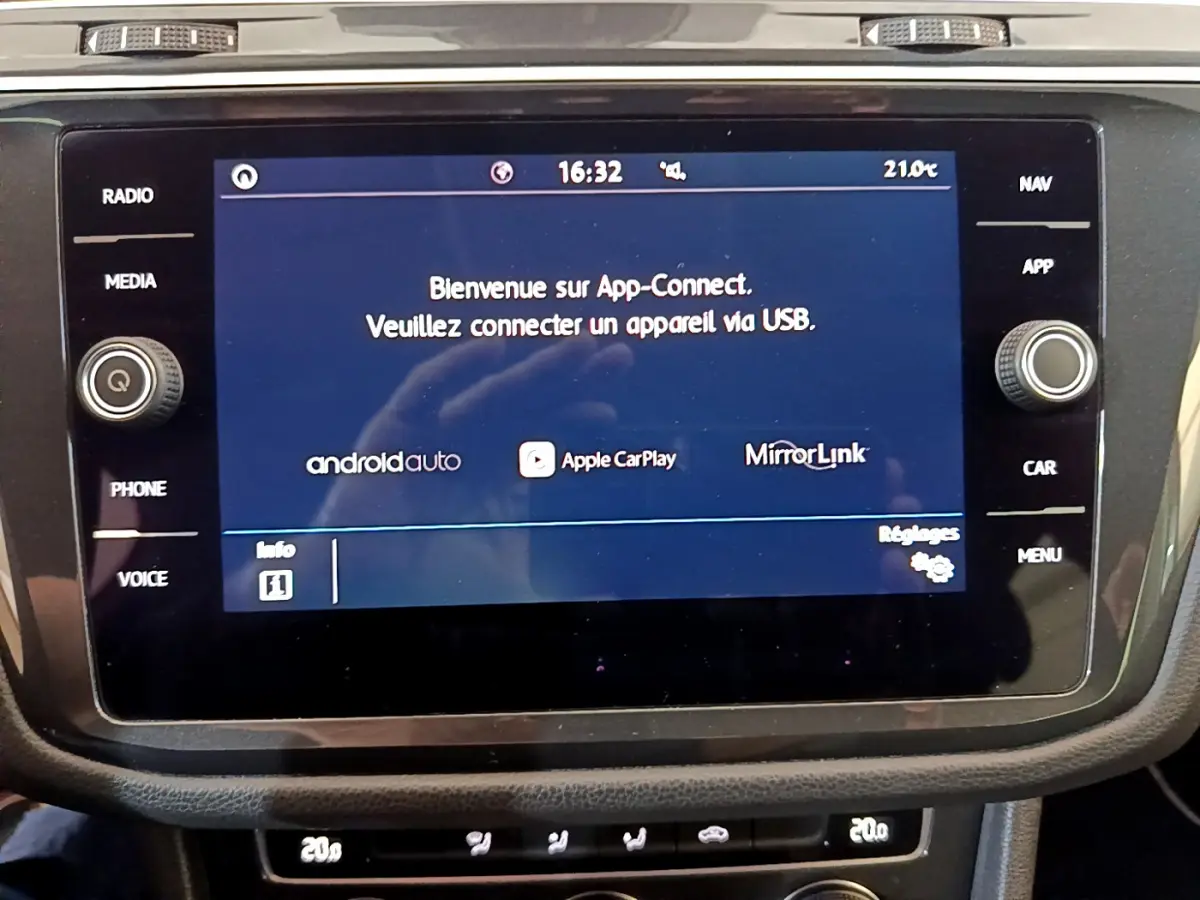 Écran tactile central du système multimédia Volkswagen Tiguan 2020 affichant App-Connect et options Android Auto, Apple CarPlay.