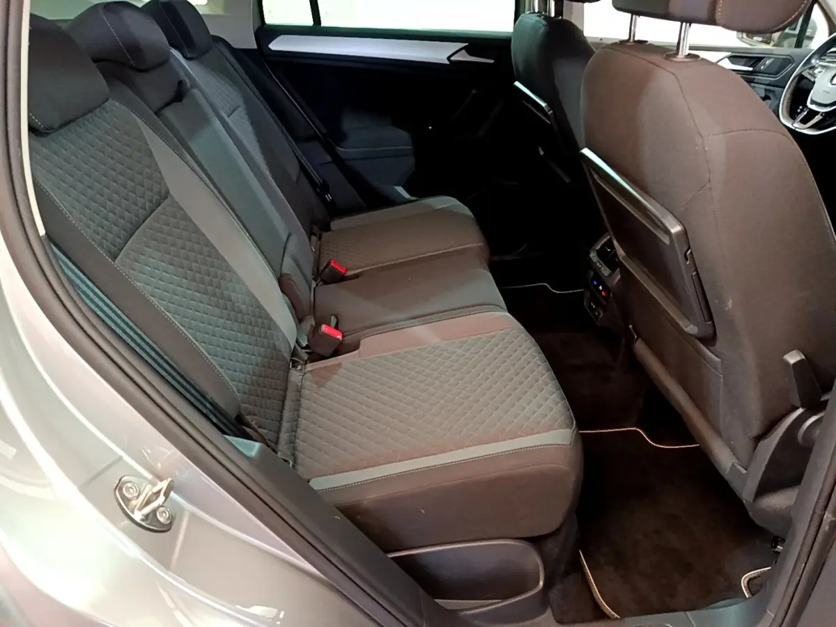 Vue intérieure côté gauche des sièges arrière gris foncé du Volkswagen Tiguan 2020 finition Confortline Business.