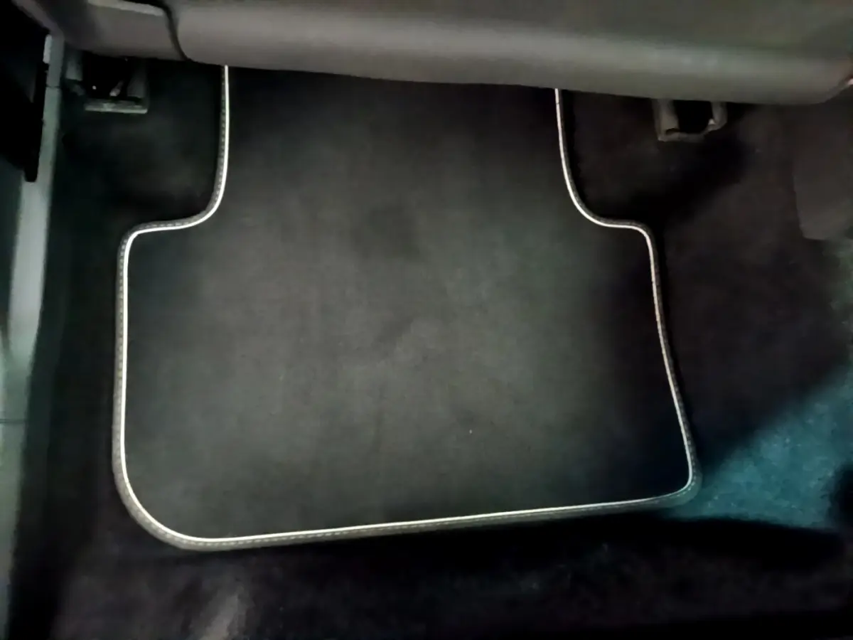 Tapis de sol noir avec surpiqûres claires dans l'habitacle côté conducteur du Volkswagen Tiguan gris clair 2020