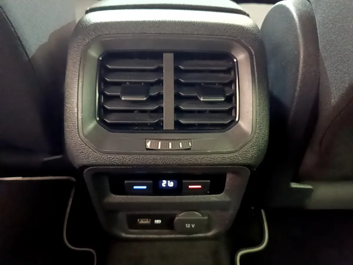 Gros plan sur la ventilation arrière et commandes de climatisation digitale du Volkswagen Tiguan gris clair 2020.