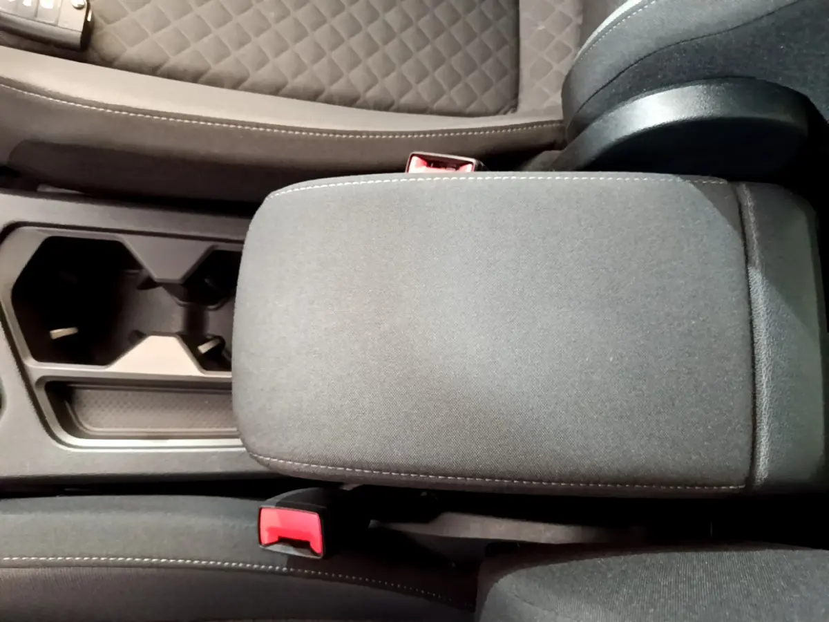 Vue rapprochée de l'accoudoir central gris foncé et porte-gobelets du Volkswagen Tiguan 2020 Confortline Business
