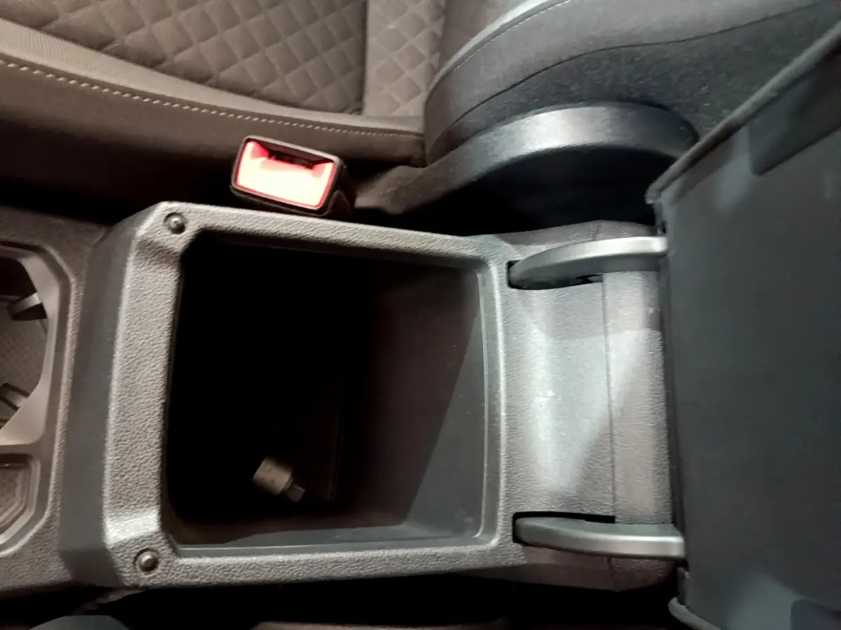 Gros plan sur la console centrale ouverte et le siège conducteur gris clair du Volkswagen Tiguan 2.0 TDI 2020.