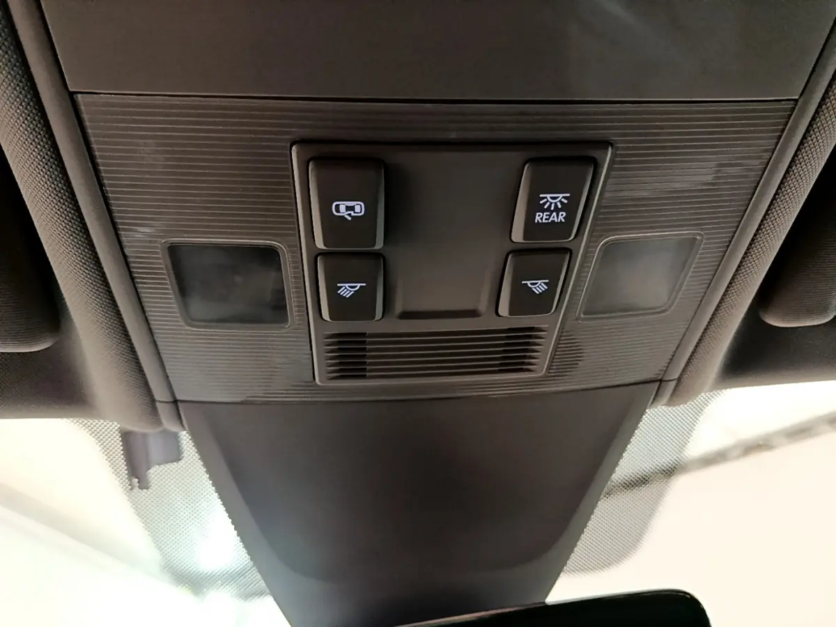 Vue en gros plan du plafonnier intérieur gris foncé avec commandes d'éclairage du Volkswagen Tiguan 2020.