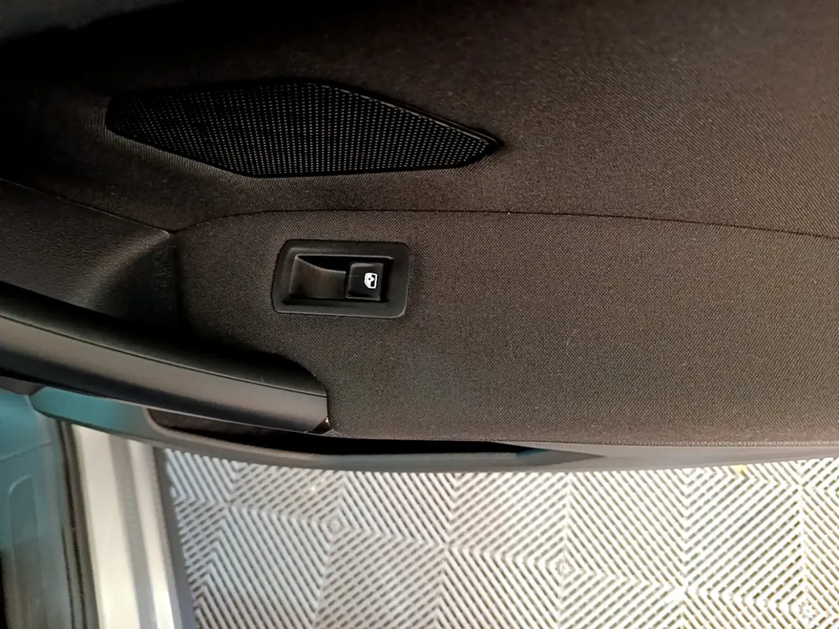 Détail de la poignée intérieure de porte côté gauche du Volkswagen Tiguan gris clair 2020, vue rapprochée.