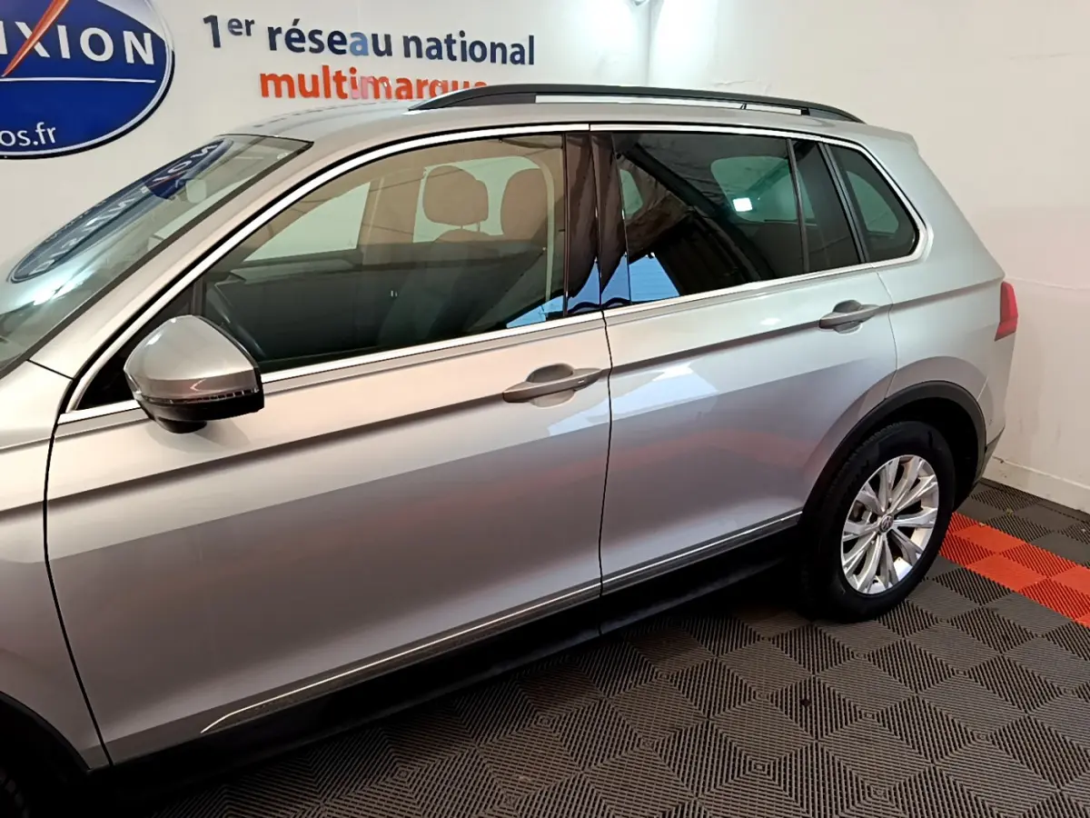 Vue latérale côté gauche d'un Volkswagen Tiguan gris clair 2020 avec jantes alliage et rétroviseurs électriques.