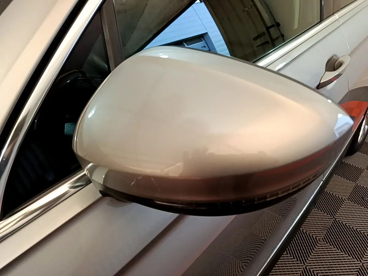 Rétroviseur côté droit gris clair du Volkswagen Tiguan 2.0 TDI 150 DSG7 Confortline Business 2020, vue rapprochée.