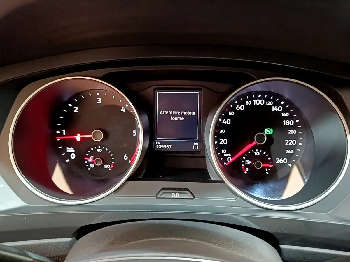 Tableau de bord du Volkswagen Tiguan 2020 avec affichage digital et compteurs analogiques en vue frontale rapprochée.