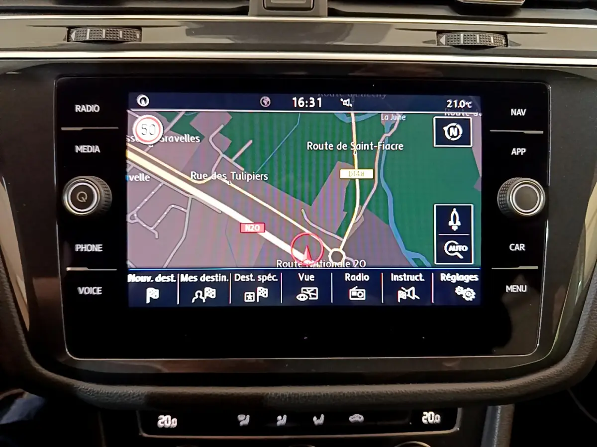 Écran tactile 8 pouces du système de navigation du Volkswagen Tiguan gris clair, vue frontale du tableau de bord.