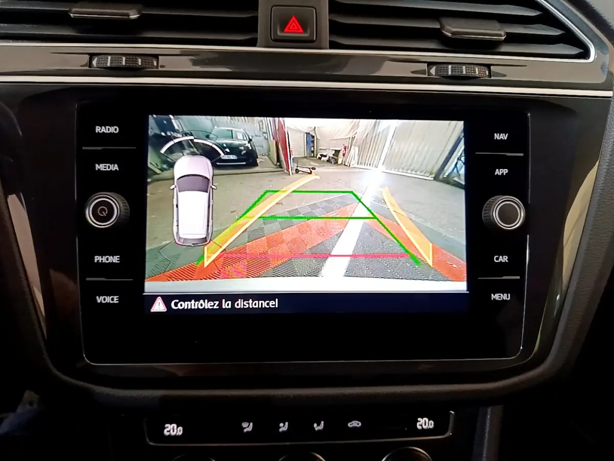 Affichage de la caméra de recul sur l'écran tactile du tableau de bord du Volkswagen Tiguan gris clair, vue intérieure.