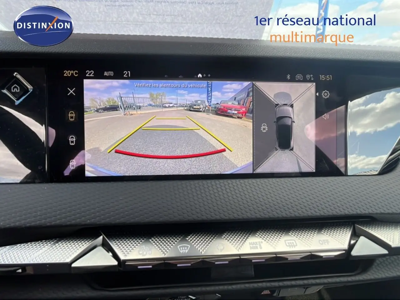 Vue de l'écran intérieur du DS4 2024 montrant la caméra de recul et l'affichage 360°, tableau de bord moderne noir.