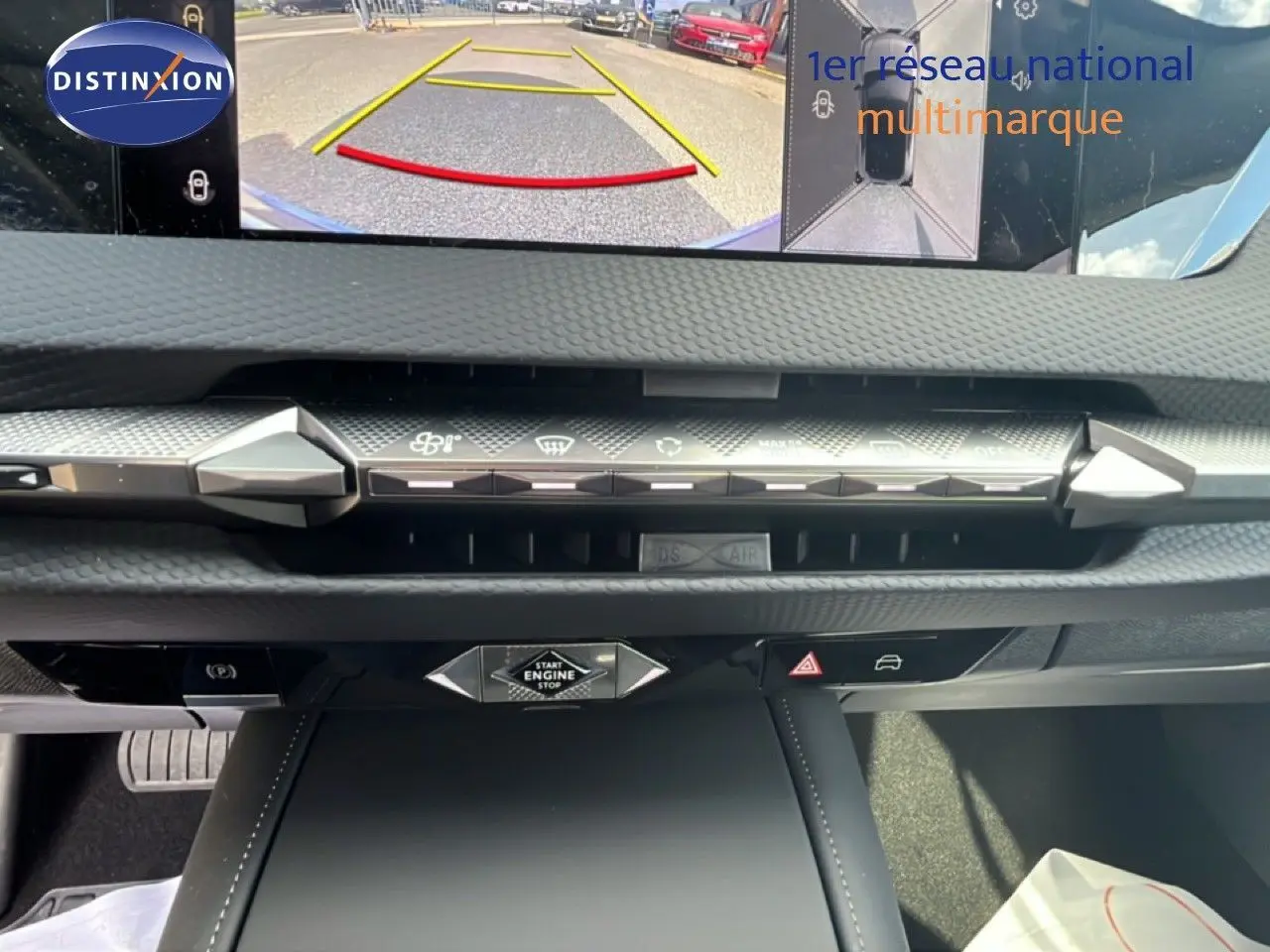 Vue rapprochée du tableau de bord de la DS4 2024 en Eph chrystal, avec écran de caméra de recul et commandes tactiles.