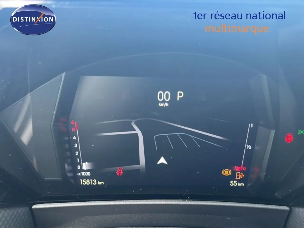 Tableau de bord numérique du DS4 2024 affichant la vitesse à 0 km/h et l'autonomie restante de 55 km.