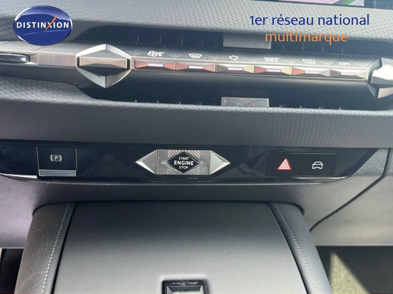 Détail du tableau de bord de la DS4 2024 en Eph Crystal, montrant les commandes centrales et le bouton Start Engine Stop.