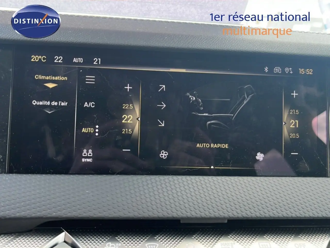 Affichage tactile de la climatisation dans l'habitacle du DS4 2024, avec réglages précis de la température et ventilation.