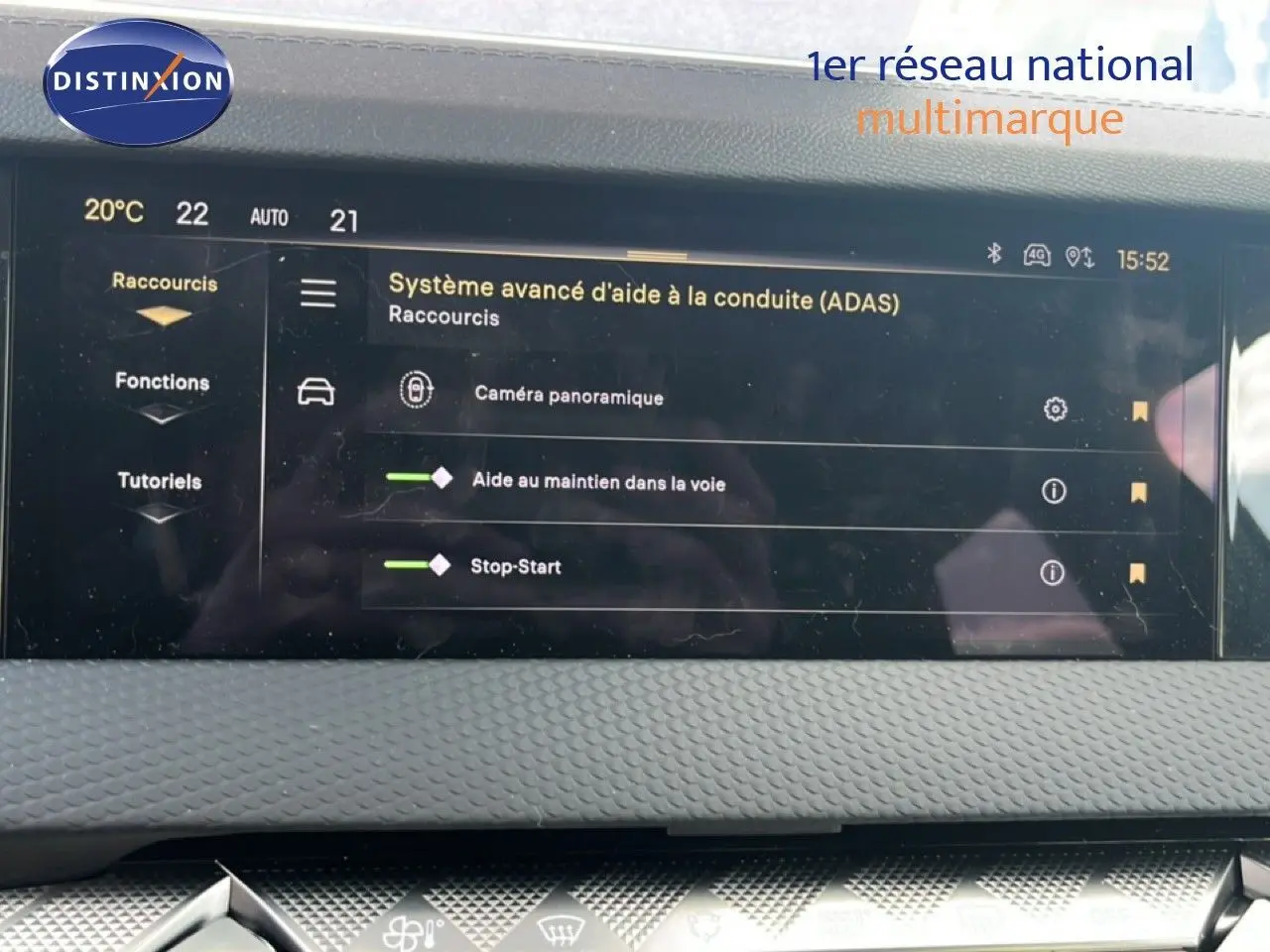 Écran central du tableau de bord du DS4 2024 montrant le système avancé d'aide à la conduite, intérieur gris.