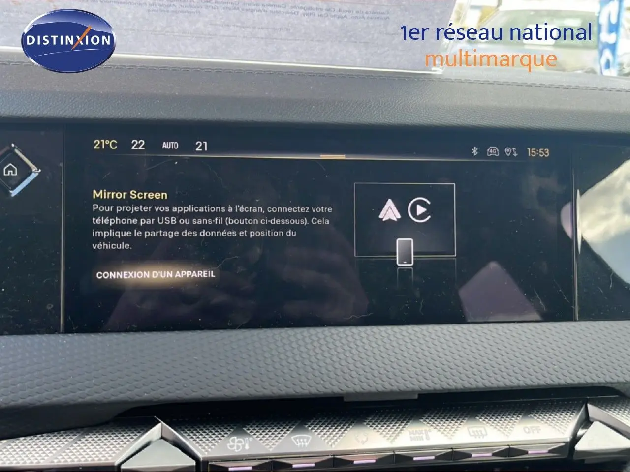 Écran tactile intérieur du DS4 2024 affichant les réglages d'alerte de vitesse, avec tableau de bord texturé gris.