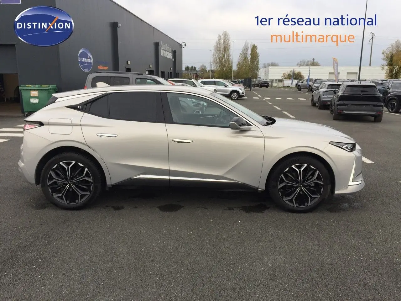 Profil droit du DS4 2024 diesel couleur Eph Crystal, soulignant ses lignes anguleuses et ses jantes noires stylisées.