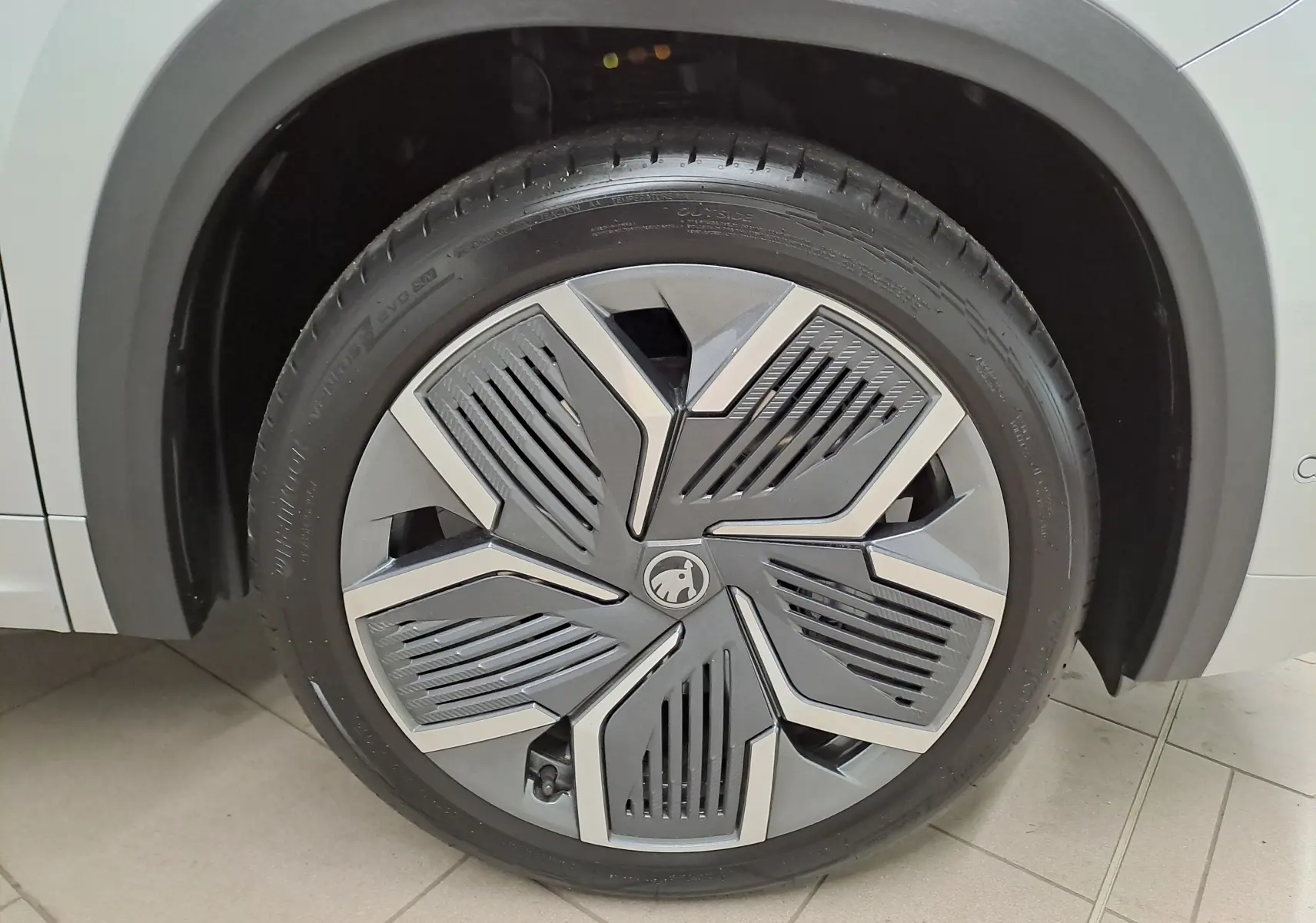 Gros plan sur la jante alliage 20'' anthracite avec enjoliveur noir du Skoda Kodiaq gris argent 2025.