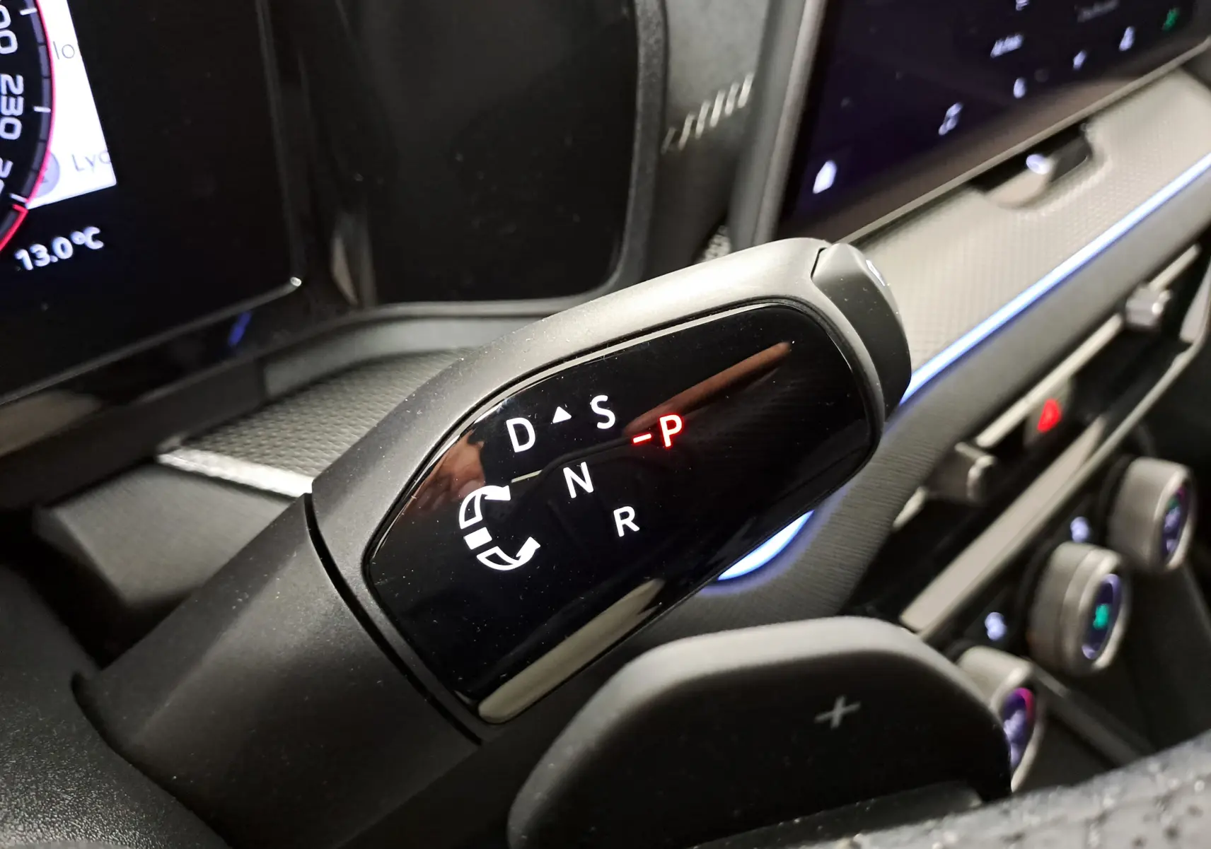 Gros plan sur le levier de vitesses automatique du Skoda Kodiaq gris argent, avec affichage lumineux des modes de conduite.