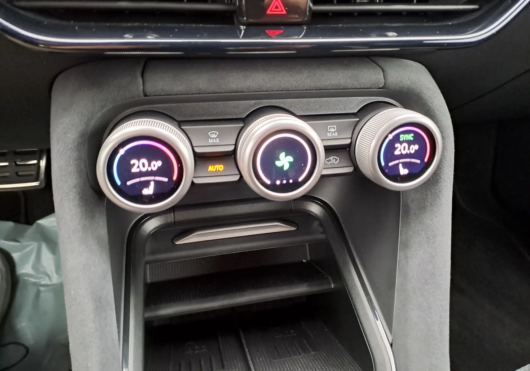 Gros plan sur les commandes de climatisation digitale du Skoda Kodiaq gris argent, affichant 20°C et sièges chauffants.