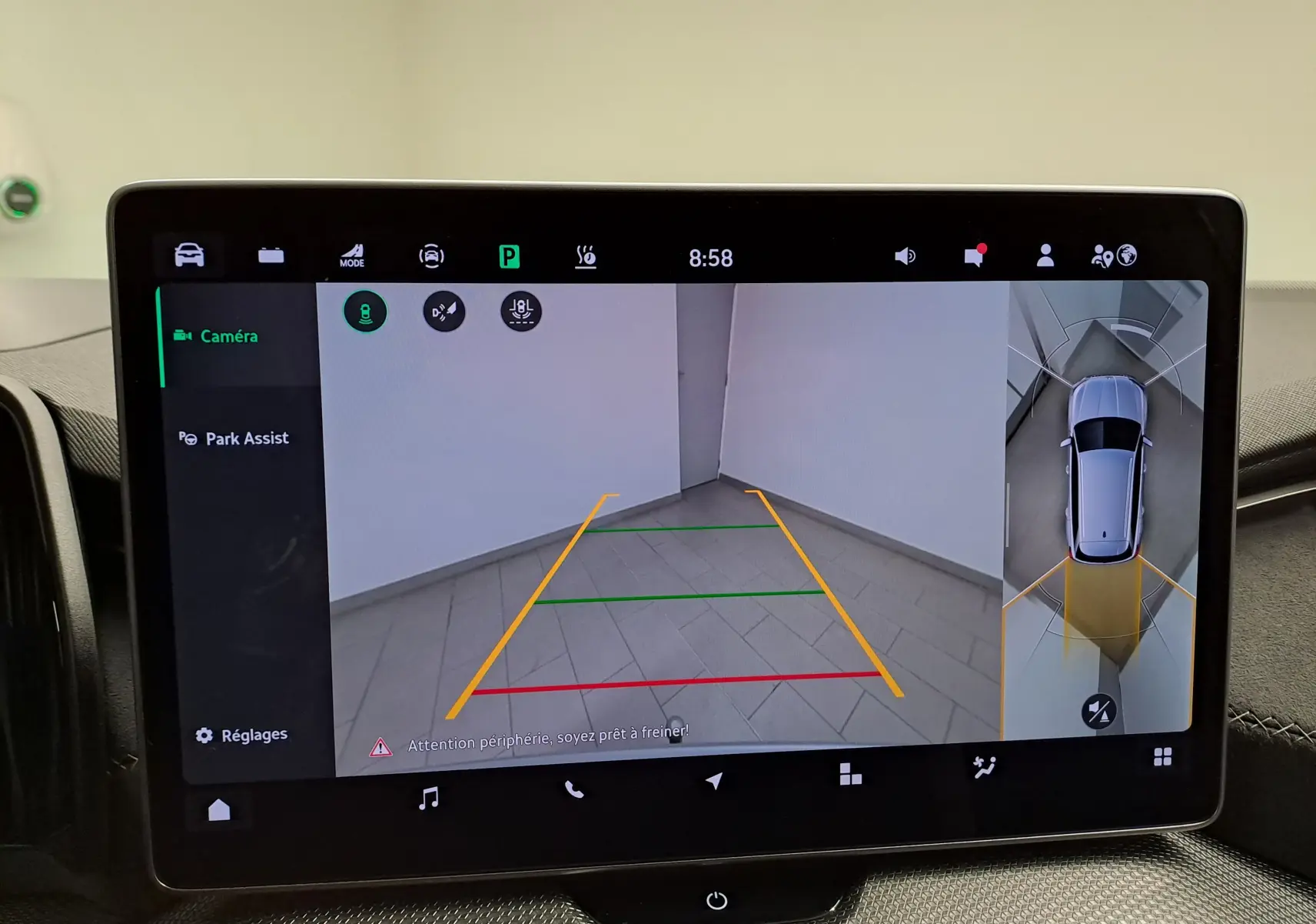 Écran intérieur affichant la caméra de recul et la vue 360° du Skoda Kodiaq gris argent en stationnement.