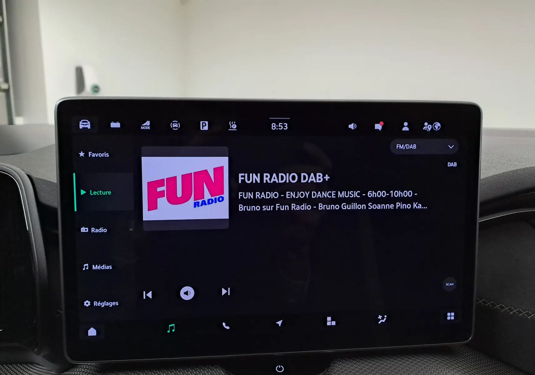 Écran tactile central du Skoda Kodiaq 2025 affichant la radio Fun Radio en mode DAB+ dans un intérieur sombre.