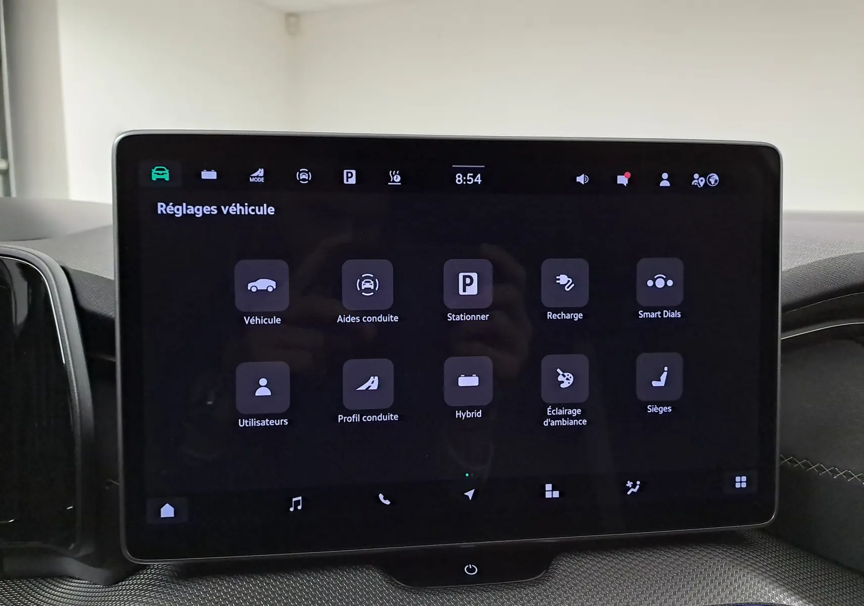 Écran tactile central du Skoda Kodiaq gris argent, affichant le menu des réglages véhicule en intérieur.