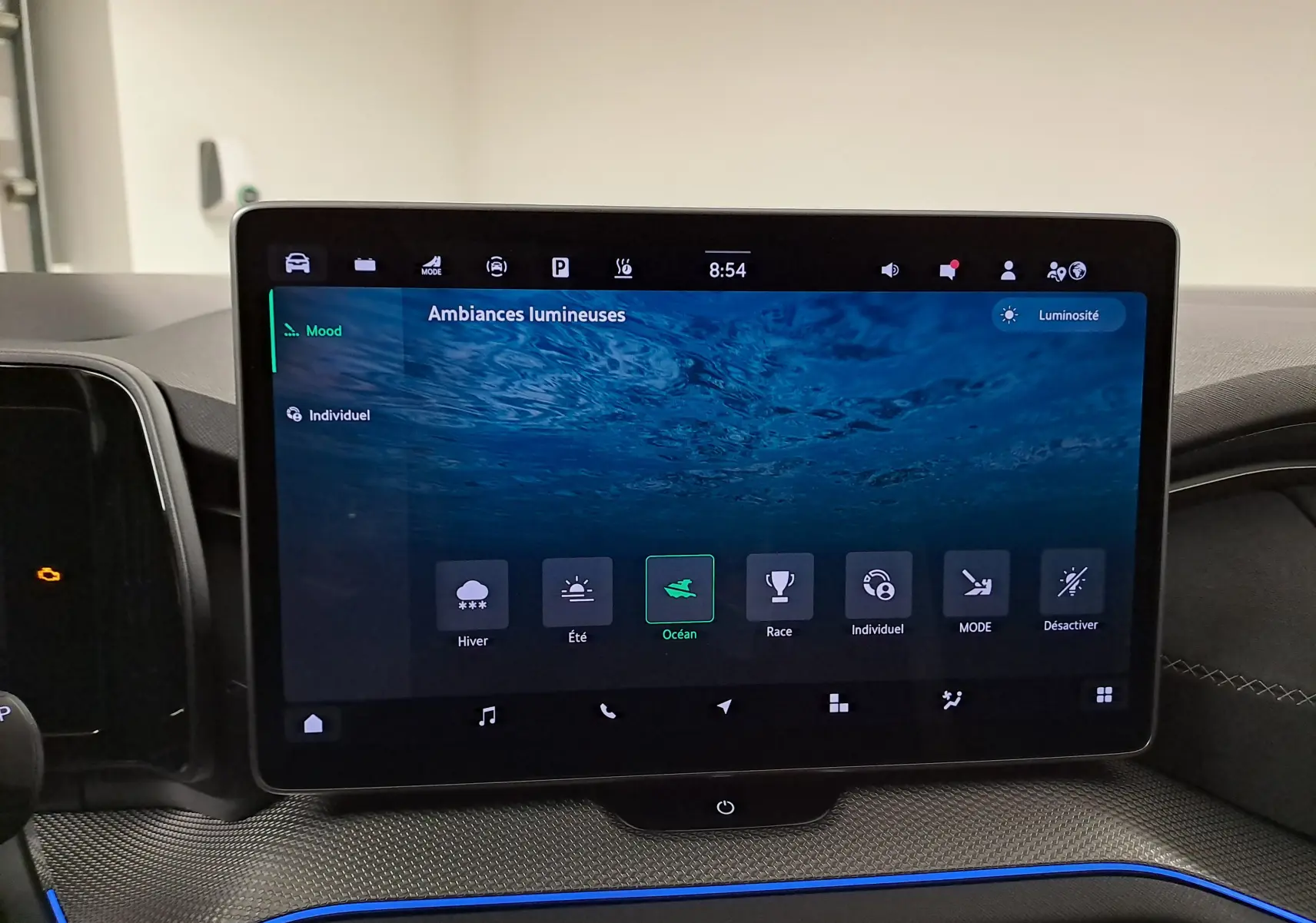 Écran tactile central affichant les ambiances lumineuses avec un thème océan dans l'habitacle du Skoda Kodiaq.