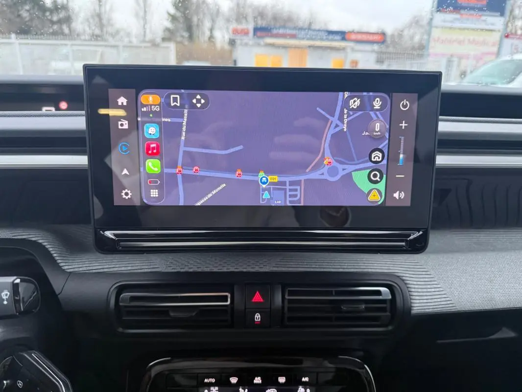 Vue intérieure centrée sur l'écran tactile du tableau de bord de la Citroën C3 gris 2025 affichant un GPS en navigation.