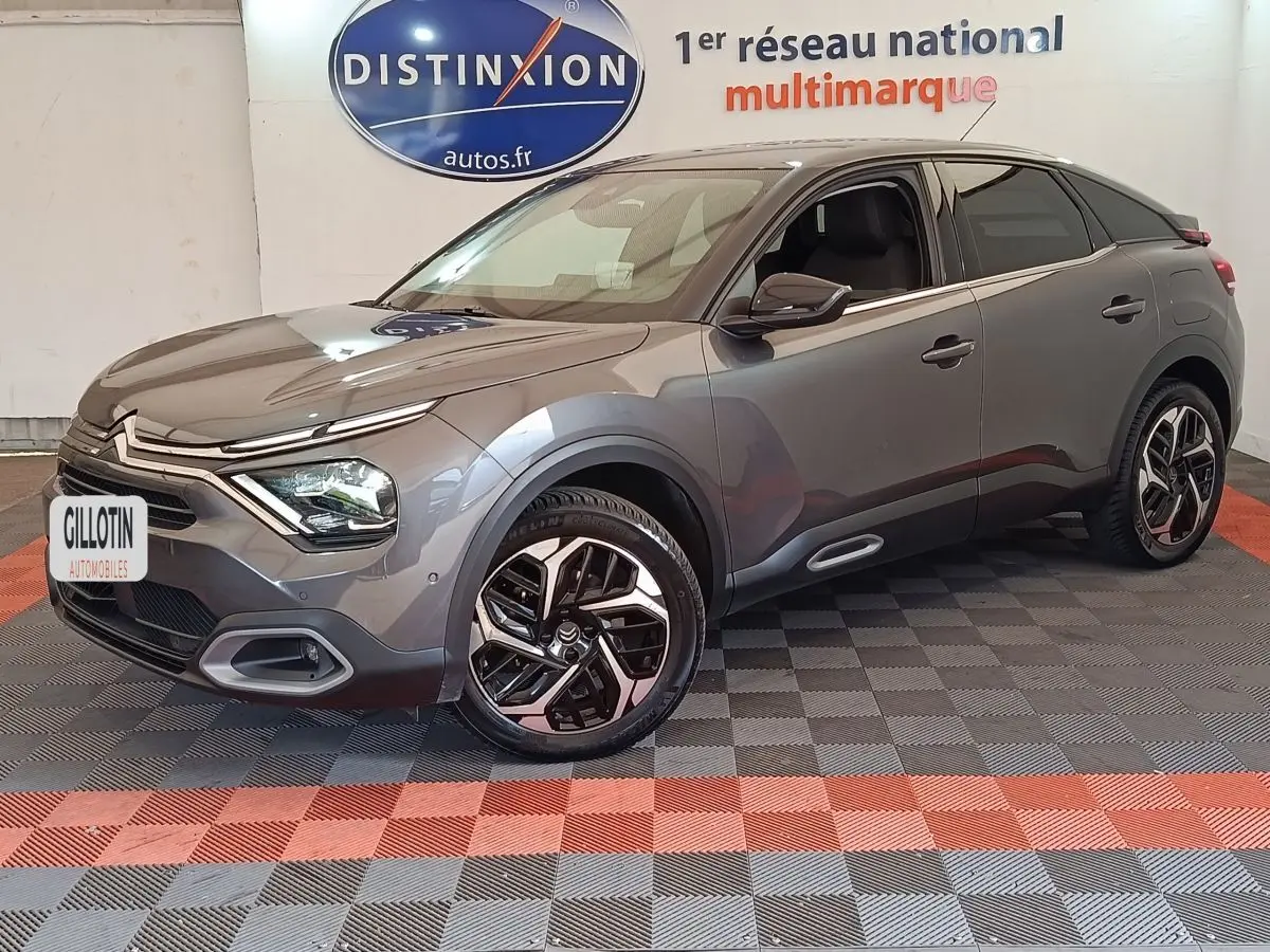 Citroën C4 BlueHDi 130 gris foncé vue 3/4 avant droit, avec jantes alliage et phares LED ellipsoïdaux.