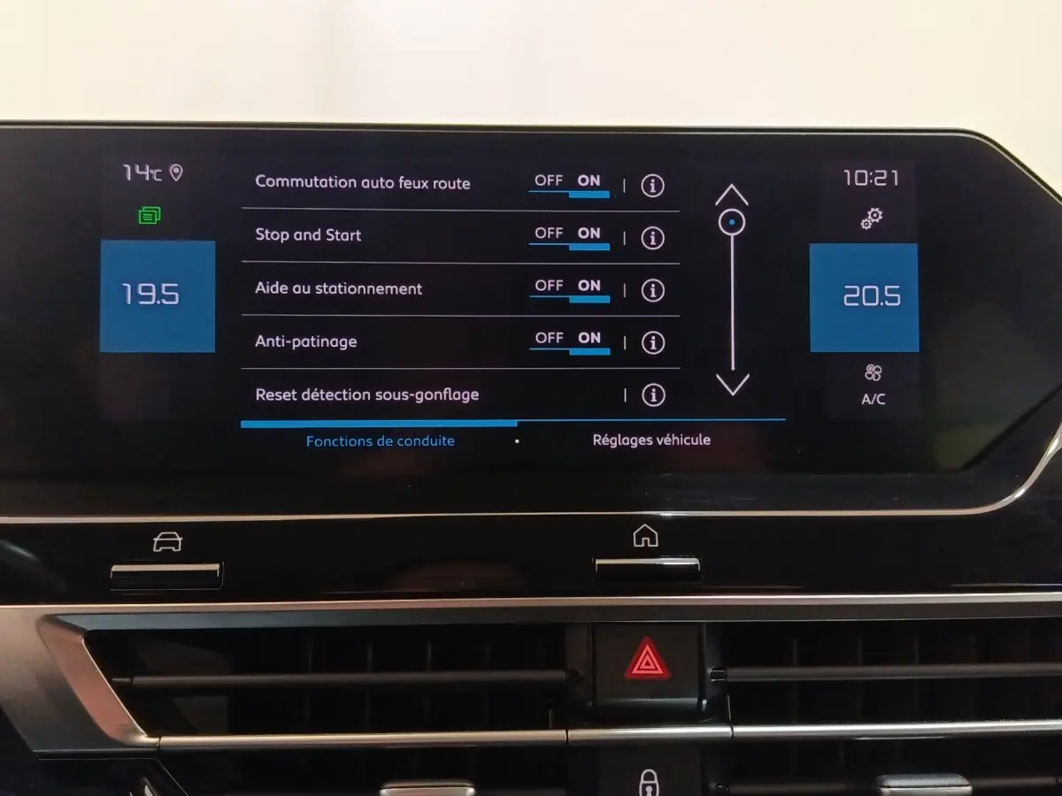 Écran tactile central du tableau de bord de la Citroën C4 2022 affichant les réglages d’aides à la conduite.