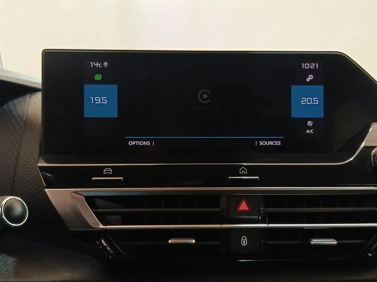 Écran tactile central affichant la climatisation digitale dans l'habitacle d'une Citroën C4 gris foncé.