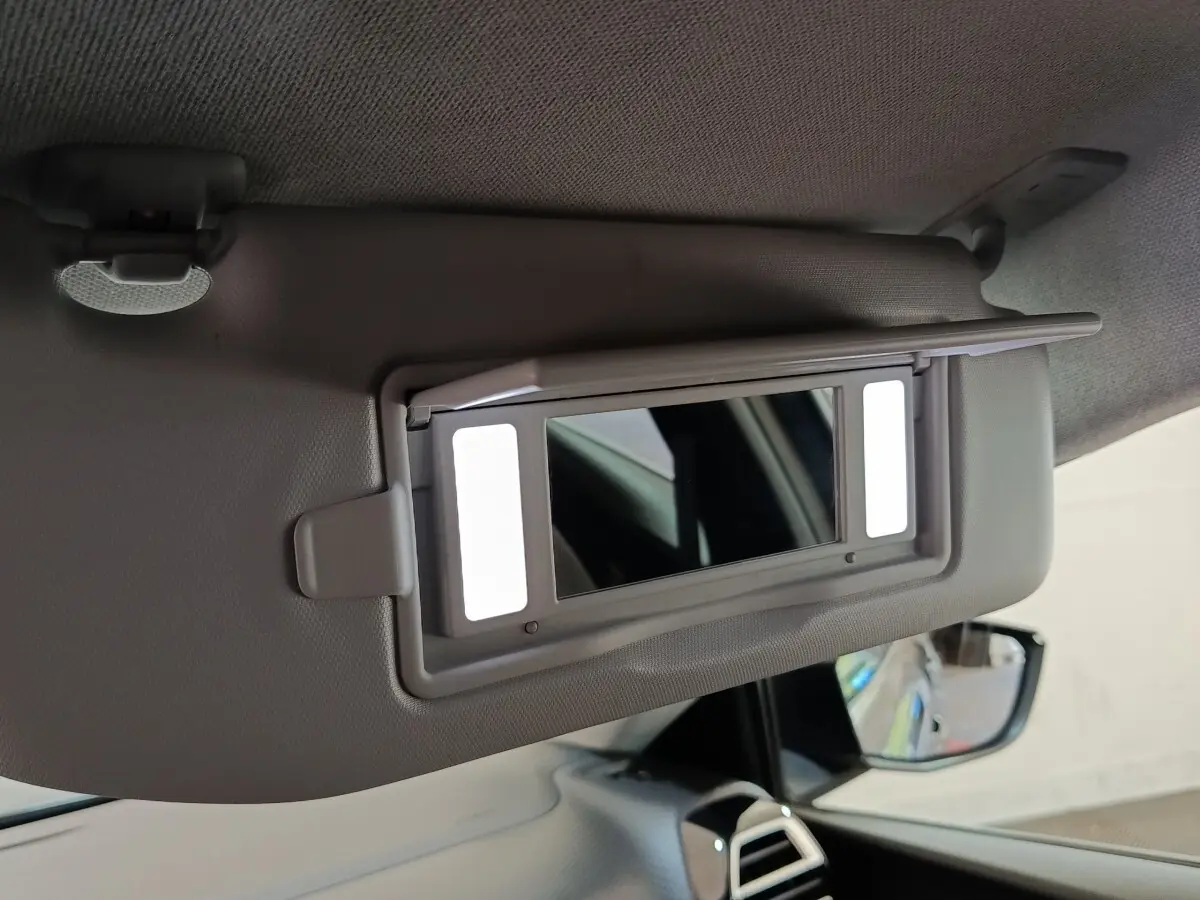 Miroir de courtoisie ouvert sur pare-soleil gris à l'intérieur d'une Citroën C4 2022, vue côté passager.
