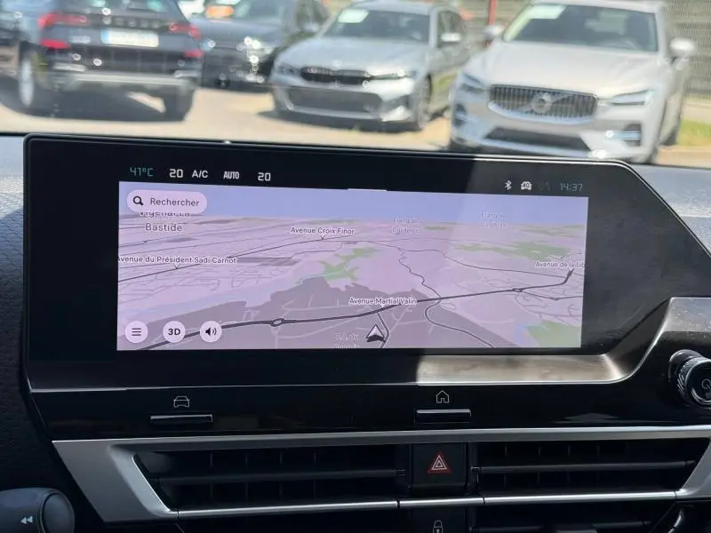 Écran tactile central affichant la navigation dans l'habitacle d'une Citroën C4 gris Mercury avec toit noir.