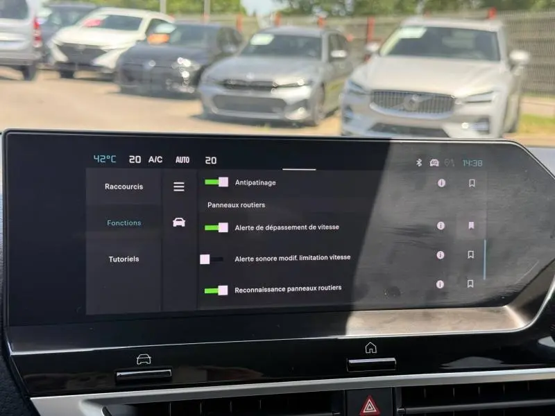 Écran tactile intérieur de la Citroën C4 2025 affichant les réglages d’aides à la conduite, avec tableau de bord noir.